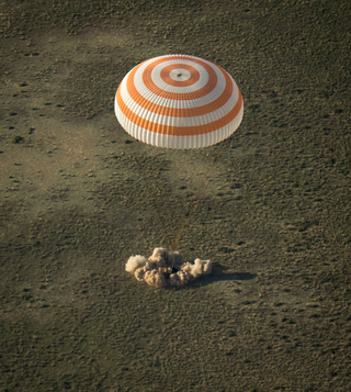 Illustration for article titled Six Months Later, Expedition 39 Safely Returns to Earth